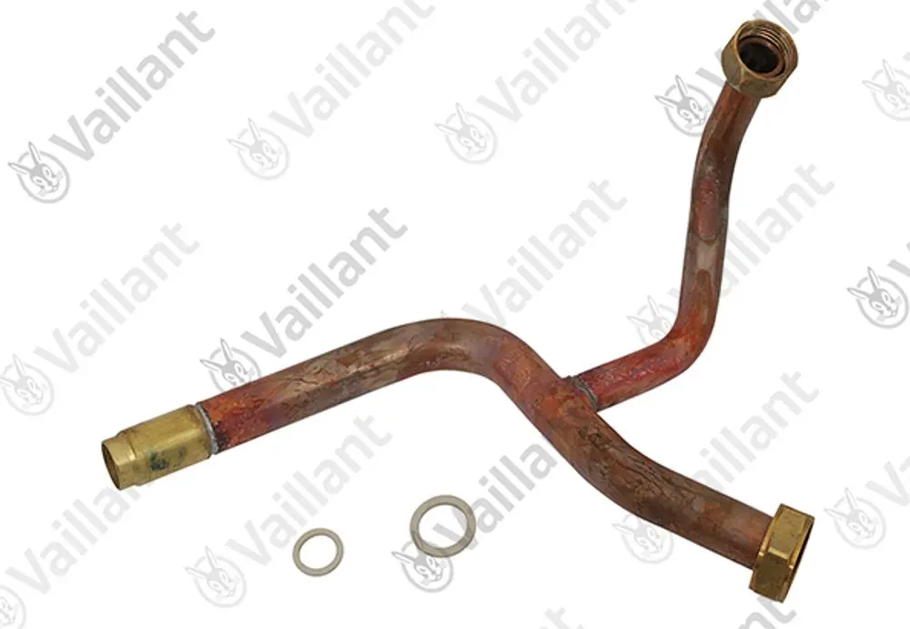 Rohr von Vaillant mit zwei gewellten Abgängen und einem gewindeförmigen Anschluss, ergänzt durch zwei Ringe. Metallische Oberfläche zeigt Gebrauchsspuren.